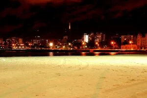 Playa Ramirez en Parque Rodo de Montevideo, foto nocturna en 2003