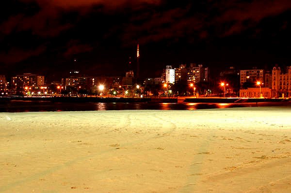 Playa Ramirez en Parque Rodo de Montevideo, foto nocturna en 2003