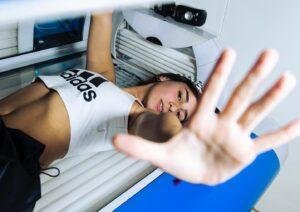 chica tomando sol en cama solar