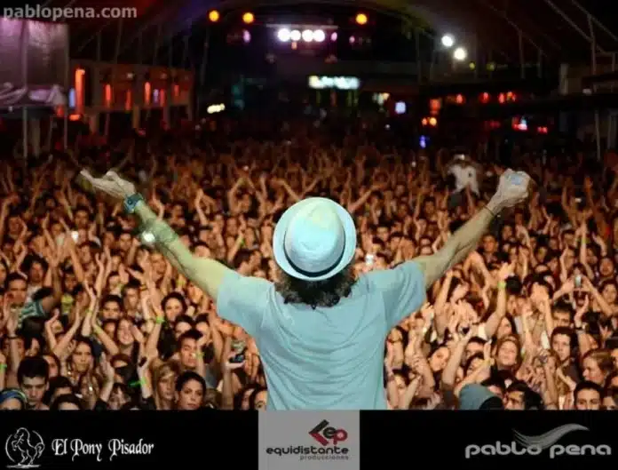 Cantante Brasilero Armandhino en Uruguay - Polo Prado - levantando los brazos frente a su publico