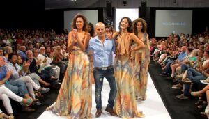 Nicolás Osano entre las modelos Gianina Silva y Lucía Saravia, con Agustina Trindade de fondo, en la Pasarela Punta del Este 2013. Foto y video: Pablo Pena