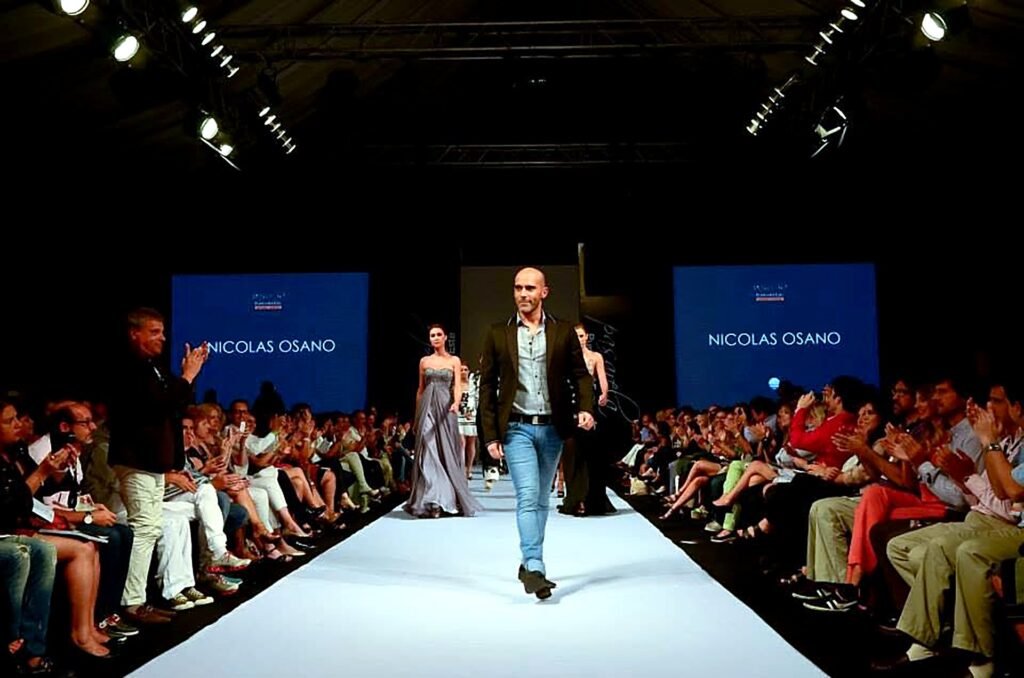 Nicolás Osano camina solo por la pasarela en el cierre de su desfile en Pasarela Punta del Este 2014