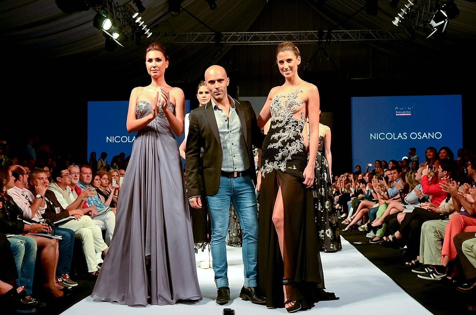 Nicolás Osano junto a sus modelos al cierre de su desfile en la Pasarela Punta del Este 2014