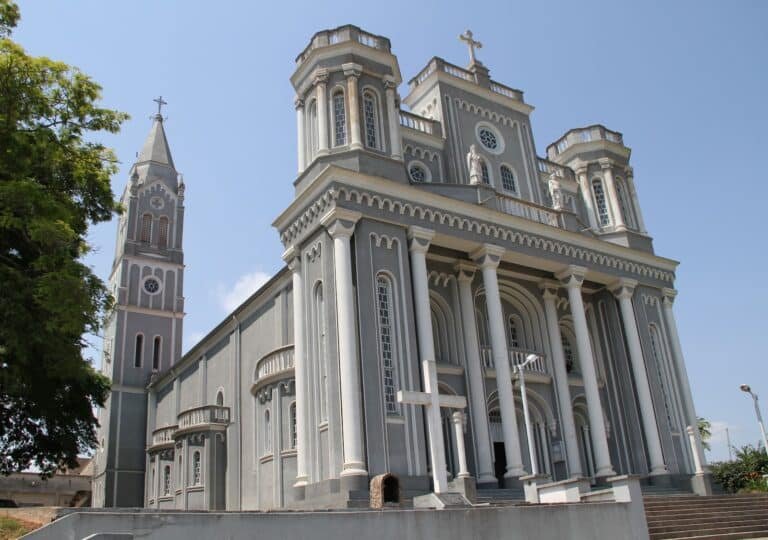 Iglesia del pueblo Azcurra