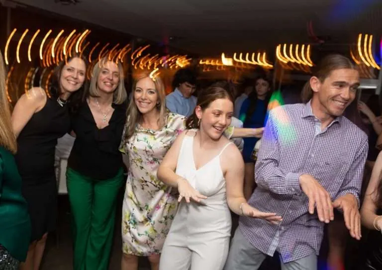 Un fotógrafo profesional capturando momentos inolvidables en un evento especial, con un juego de luces y sombras que refleja la emoción del momento