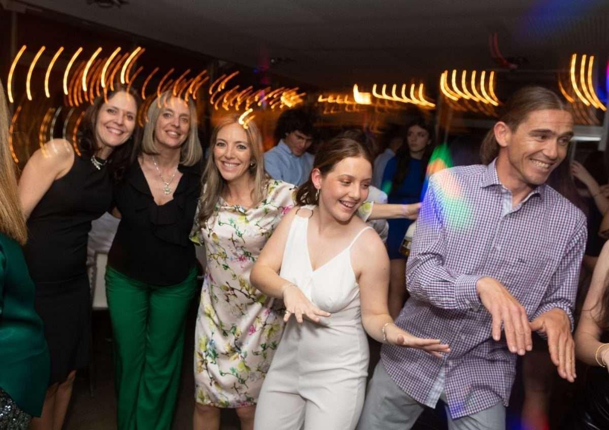 Un fotógrafo profesional capturando momentos inolvidables en un evento especial, con un juego de luces y sombras que refleja la emoción del momento