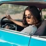 mujer en auto