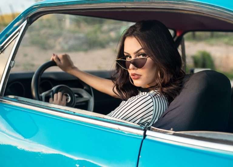 mujer en auto