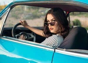 mujer en auto