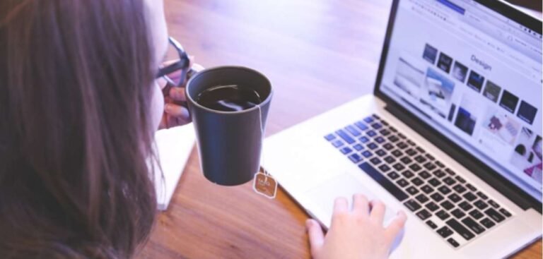 mujer con un café trabajando en remoto