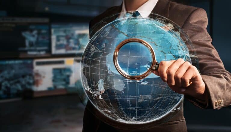 hombre con lupa buscando en el mundo