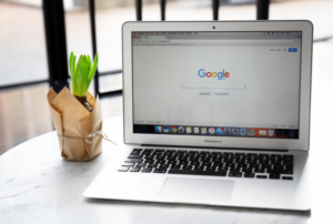 Probar ropa y zapatos online: la función de Google que transforma las compras con IA