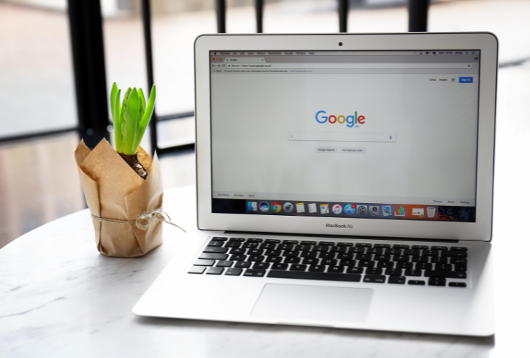 Probar ropa y zapatos online: la función de Google que transforma las compras con IA