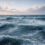 Mar agitado en José Ignacio durante la mañana, con olas fuertes y una sensación de vulnerabilidad frente a la inmensidad del océano.
