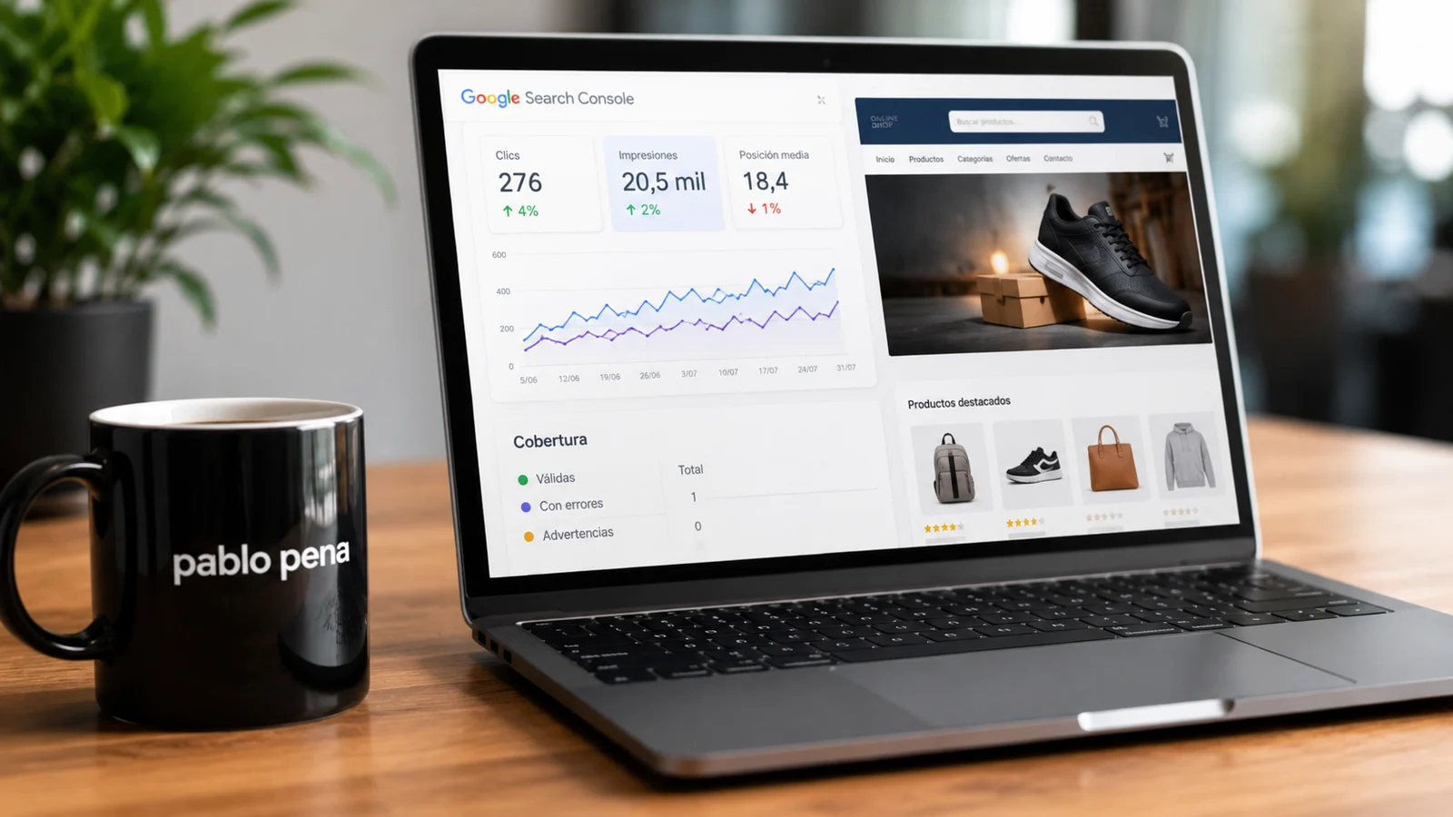 Portátil sobre un escritorio mostrando Google Search Console junto a una tienda online durante una auditoría SEO