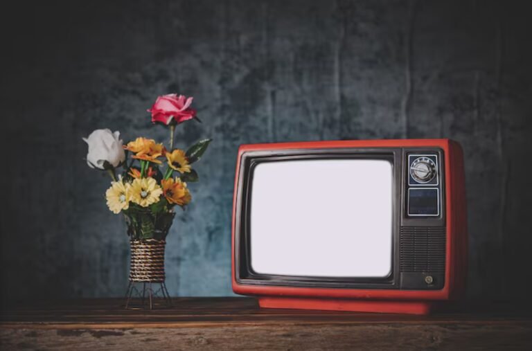 Televisor analógico antiguo de color rojo y blanco sobre una mesa, símbolo del apagón analógico en Uruguay
