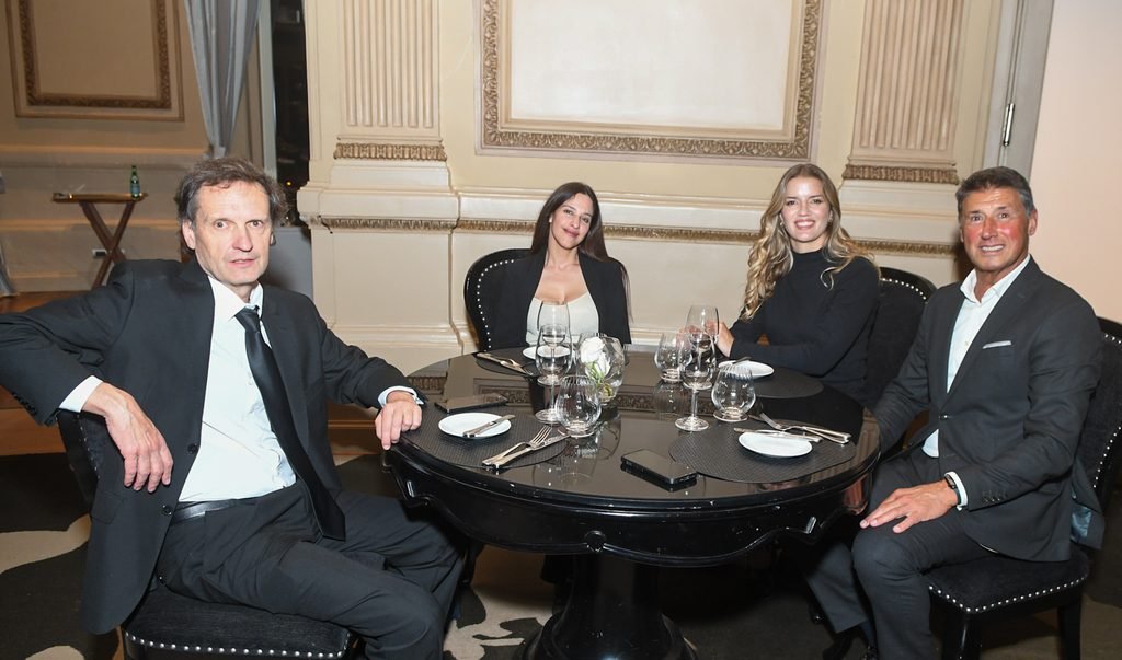 Cuatro invitados sentados a una mesa redonda durante la cena en el Renato Papiccio Runway, Sofitel Montevideo