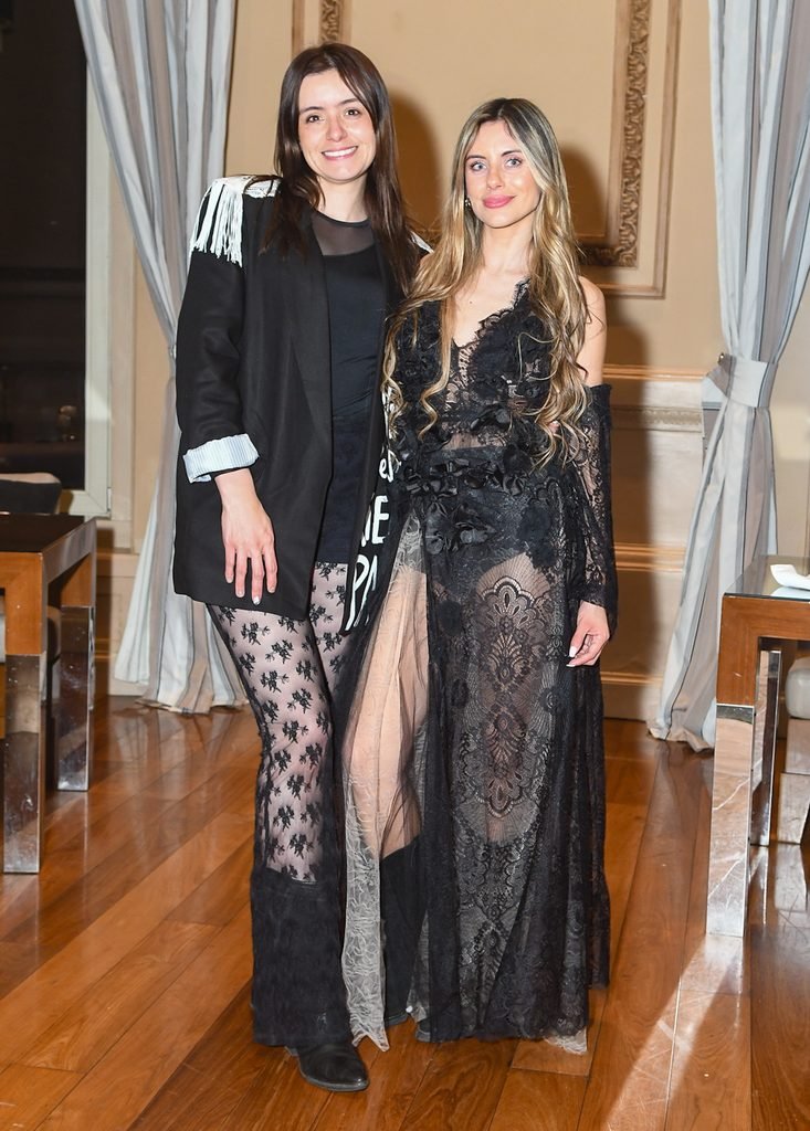 Dos invitadas, una con vestido de encaje negro transparente, posan en el Sofitel Montevideo