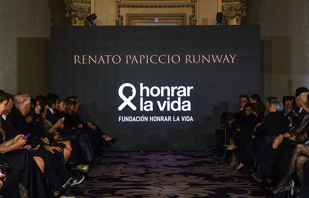 Pasarela del Renato Papiccio Runway con el logo de la Fundación Honrar la Vida y el público a ambos lados