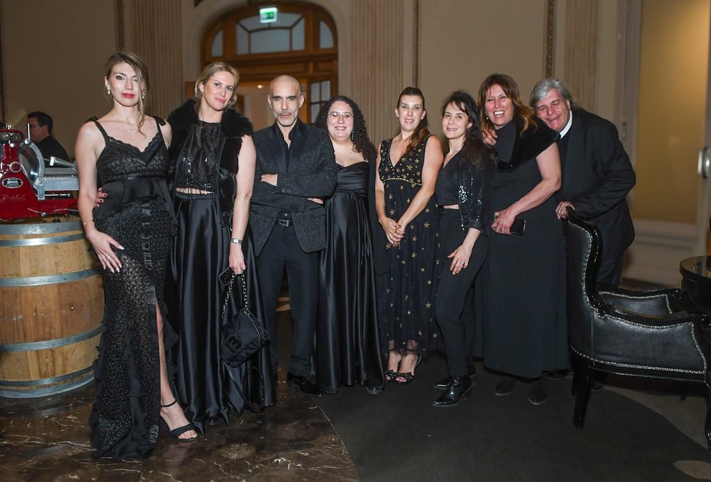 Grupo de invitadas con vestidos negros de gala posa junto a un hombre de negro en el Sofitel Montevideo