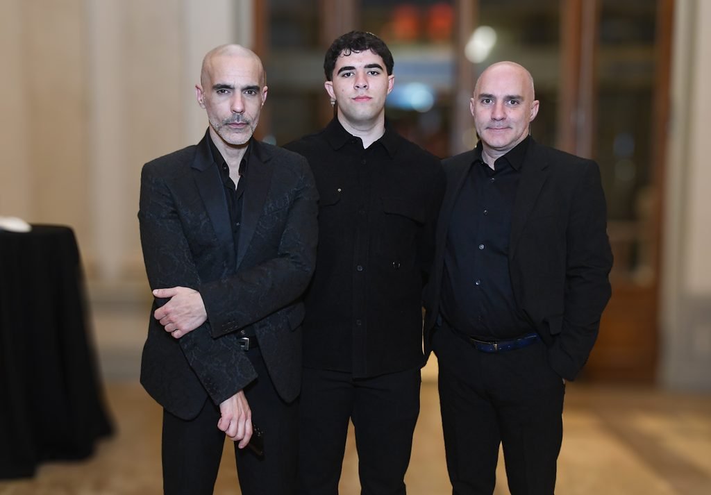 Tres hombres vestidos de negro posan juntos en el Renato Papiccio Runway, Sofitel Montevideo