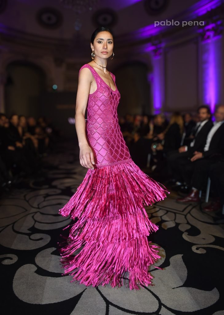 Modelo desfila con vestido fucsia de flecos estilo sirena en el Renato Papiccio Runway, Sofitel Montevideo