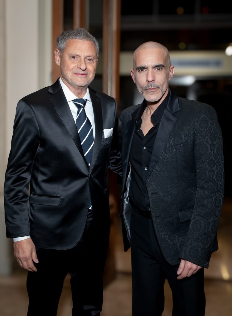 Dos hombres de traje oscuro posan juntos en el Renato Papiccio Runway, Sofitel Montevideo