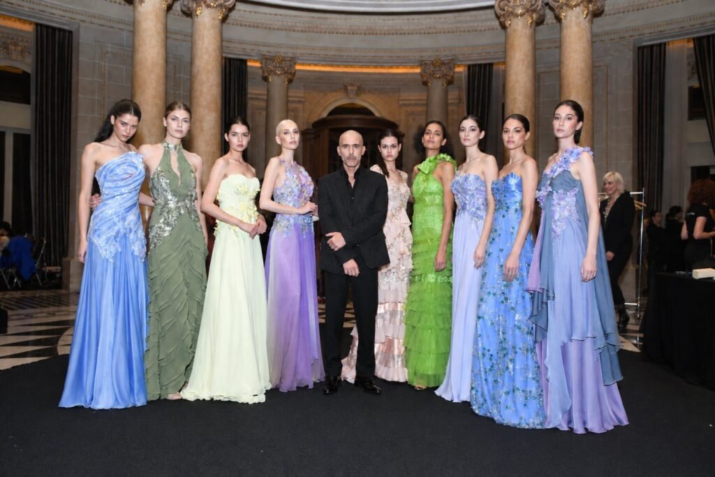 Nicolás Osano posa junto a nueve modelos con vestidos de gala en tonos lavanda, celeste, verde y rosa en el Sofitel Montevideo
