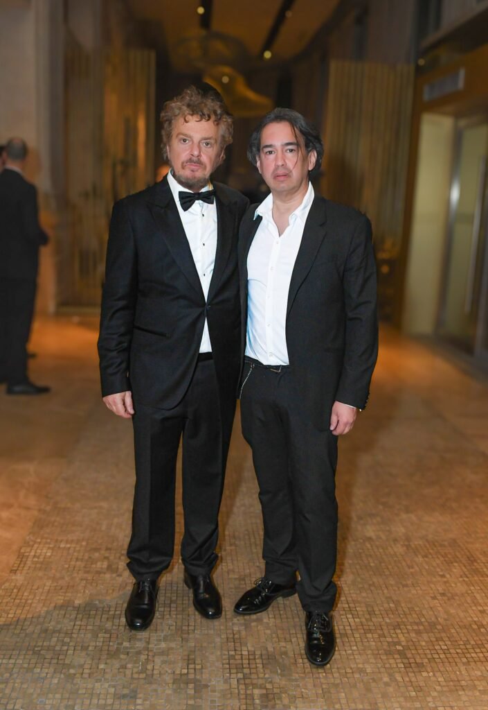 Renato Papiccio y Pablo Pena posan de traje oscuro en el Renato Papiccio Runway del Sofitel Montevideo